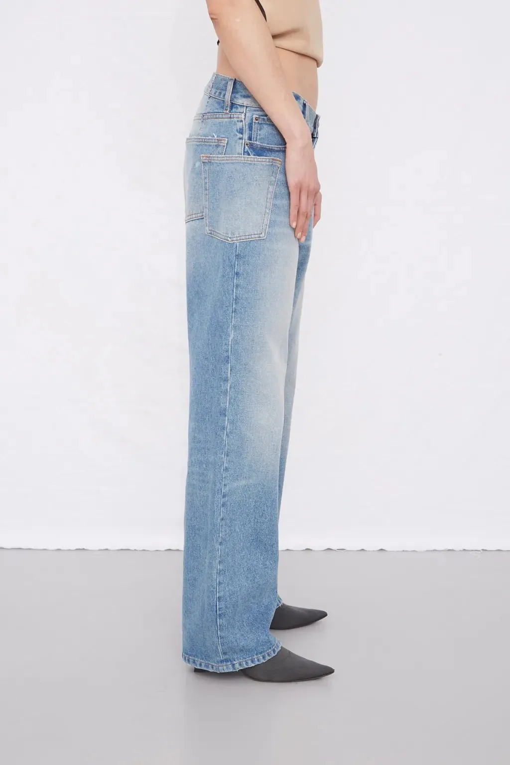 CUT-OUT LOW RISE STRAIGHT-LEG BOYFRIEND JEANS