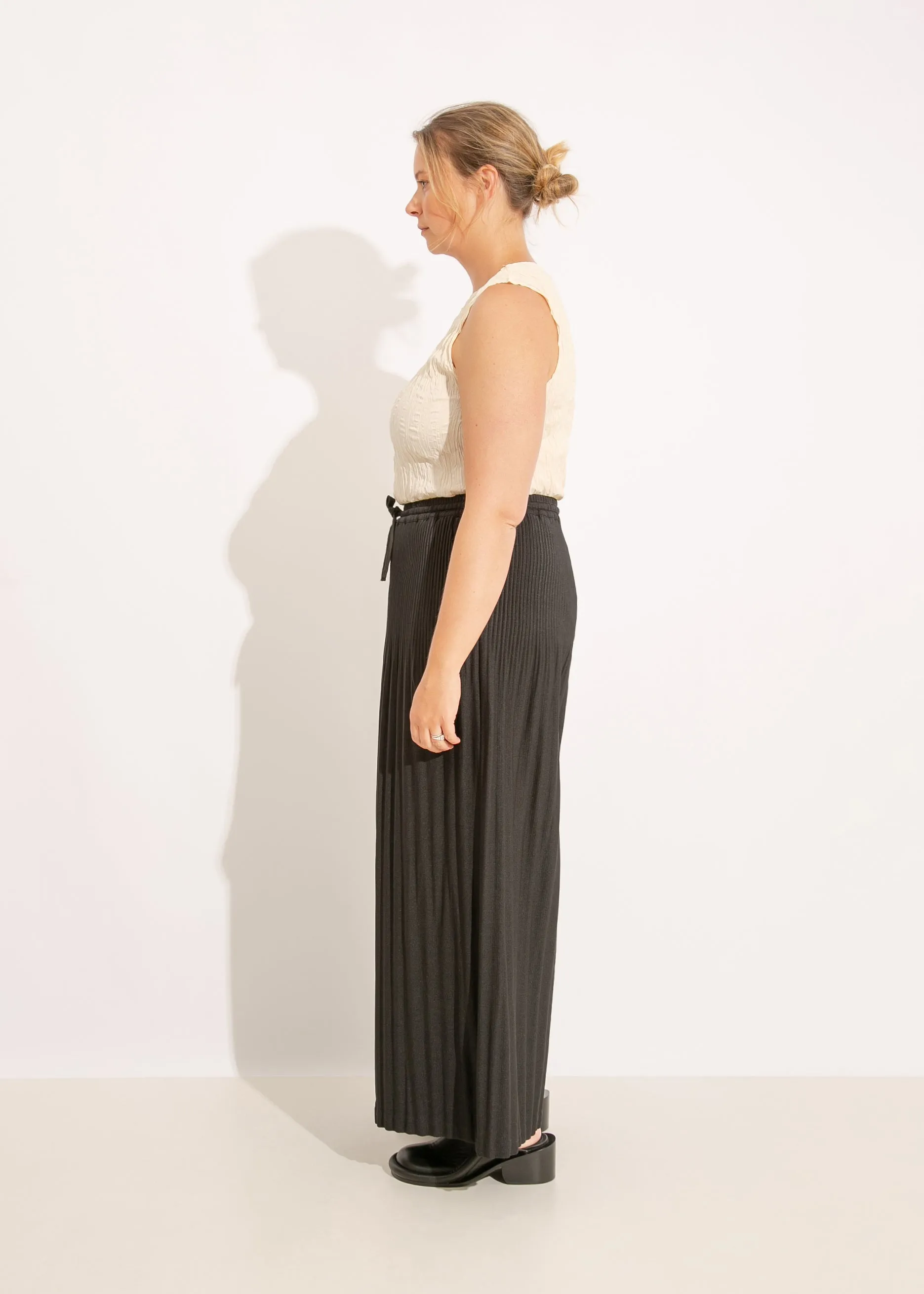 W24 | GEVA PLEAT PANT / BLACK