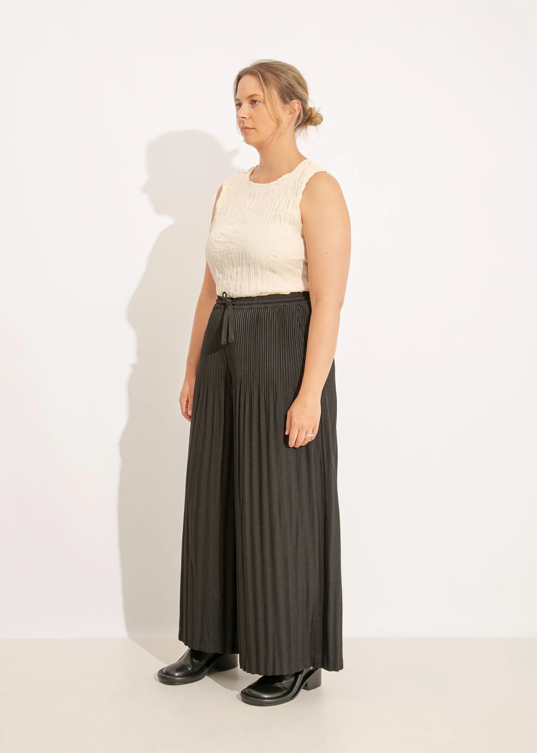 W24 | GEVA PLEAT PANT / BLACK