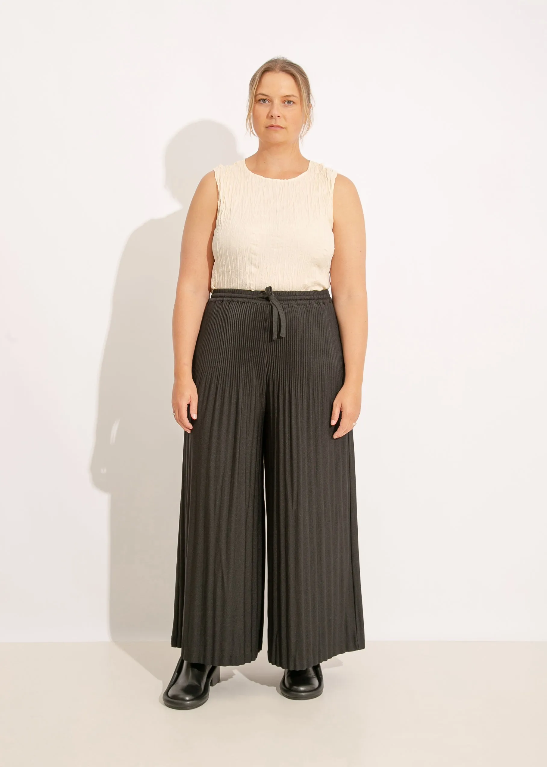 W24 | GEVA PLEAT PANT / BLACK